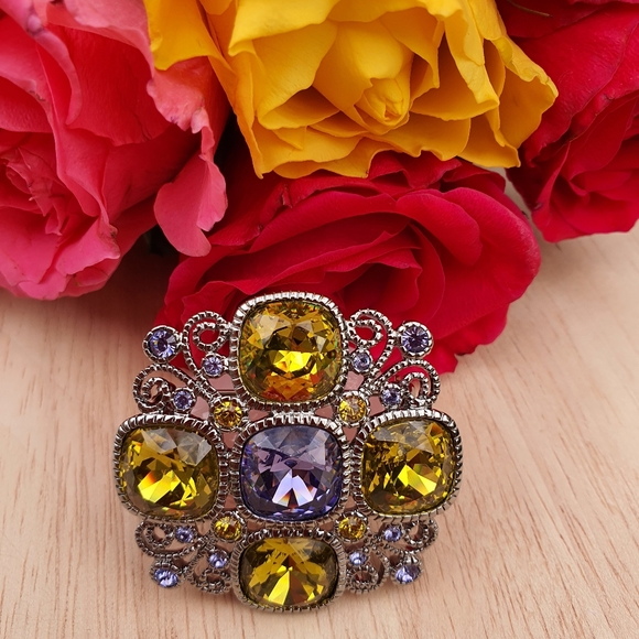 Decorative, functional Brooch - Picture 2 of 3